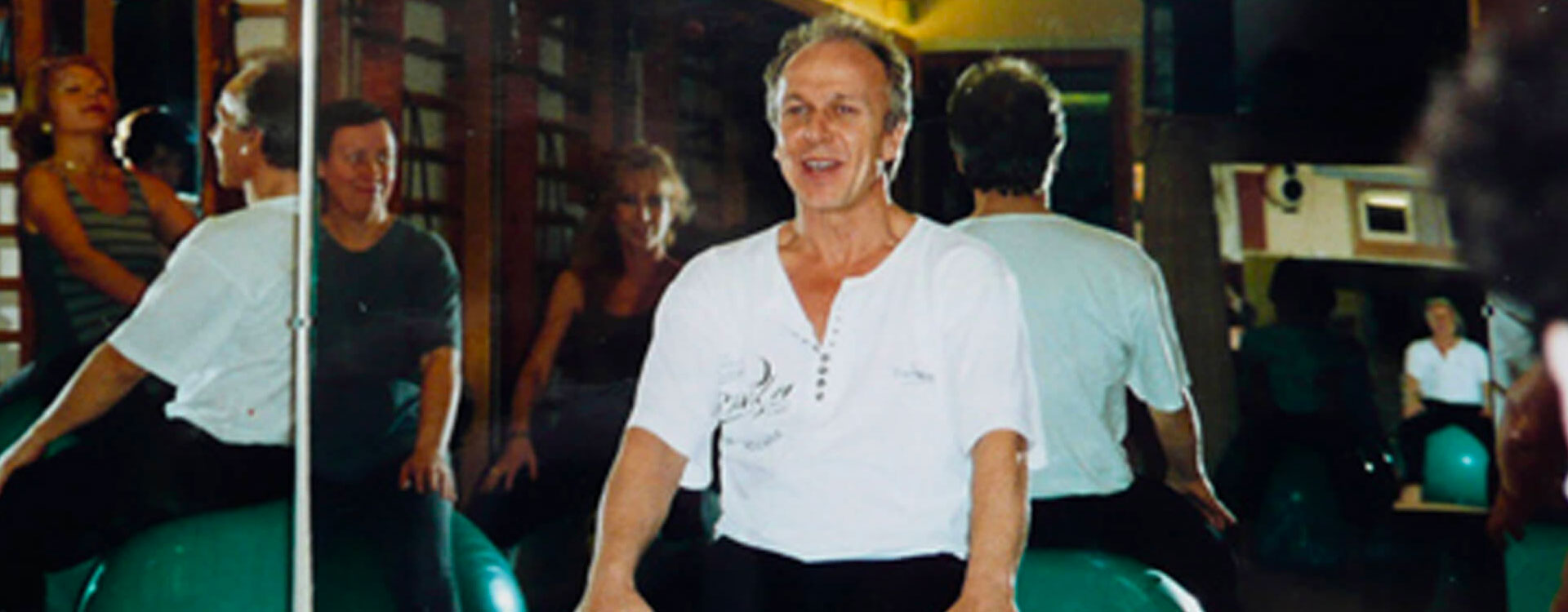 André Petit, fondateur de l'Ecole du Dos, pratiquant la gym sur ballon de Klein